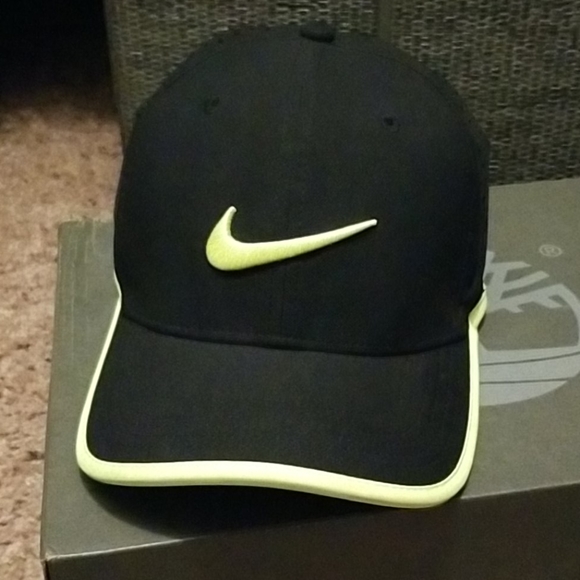 Nike Accessories - Nike Classic Dry-Fit Hat